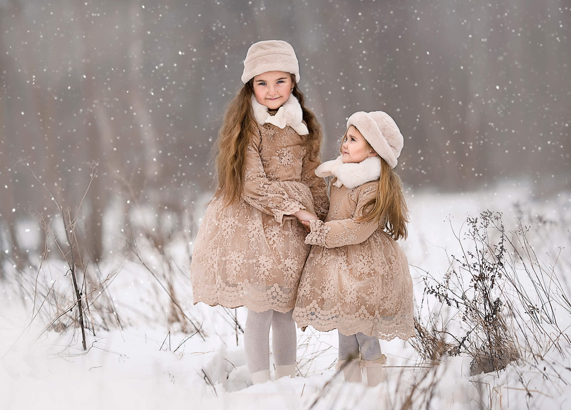Sesja dziecięca w zimie w plenerze, sesja dziewczynek, sesja zdjęciowa dziecięca, sesja w Jaworze, plener zimowy, sesja rodzinna