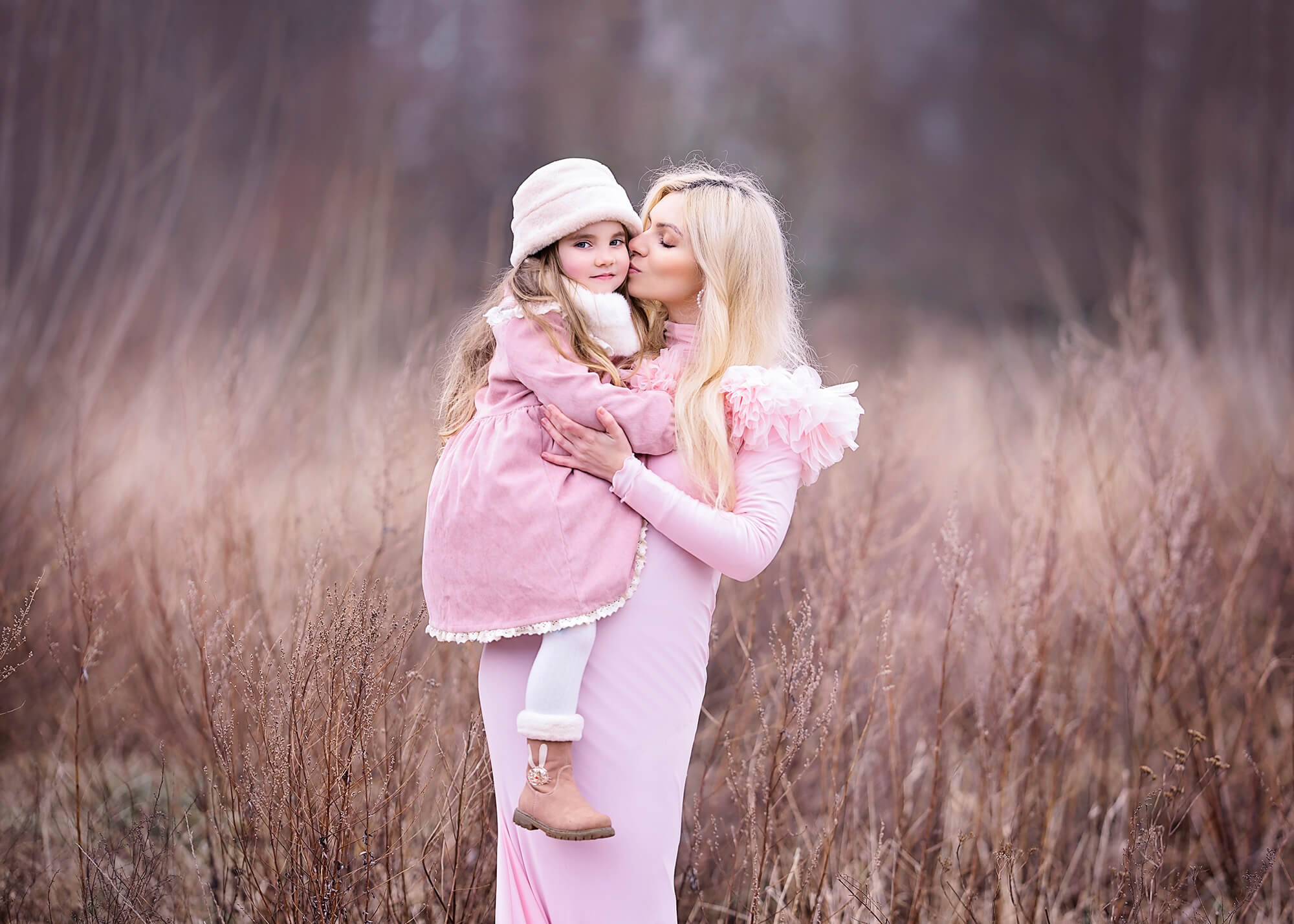 Sesja zimowa w plenerze w Jaworze, sesja dziecięca, sesja dziewczynki z mamą w zimie, sesja dziecięca i rodzinna w plenerze, sesja w różowej stylizacji, plener zimowy