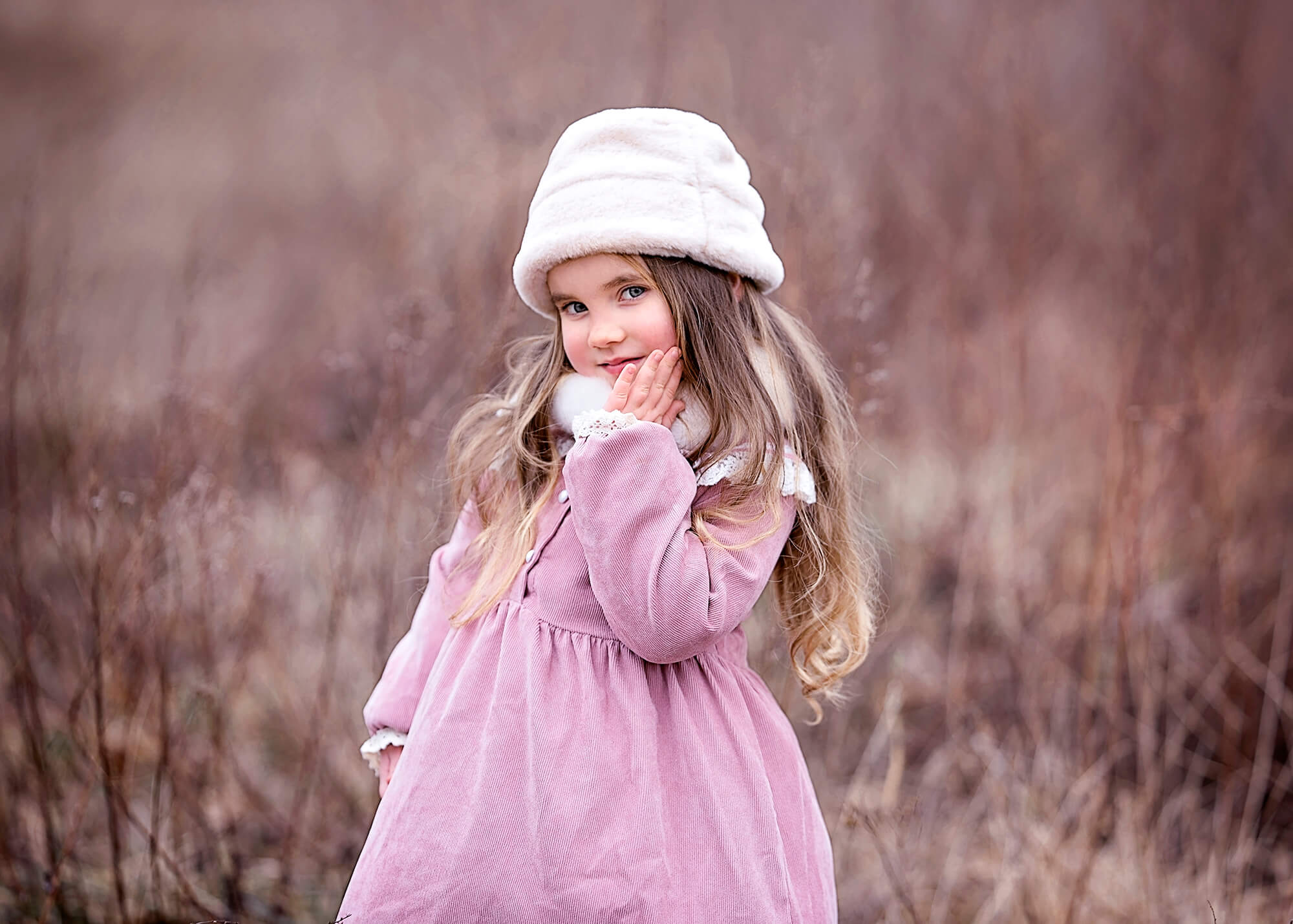 Sesja zimowa w plenerze w Jaworze, sesja dziecięca, sesja dziewczynki w zimie, sesja dziecięca w plenerze, sesja w różowej stylizacji, plener zimowy